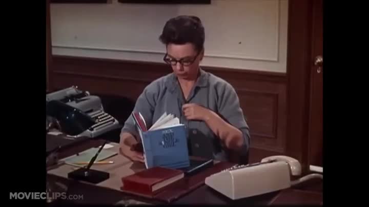 Extrait vidéo du film  Une vierge sur canapé