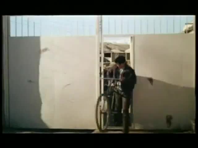 Extrait vidéo du film  Djomeh, l histoire du garçon qui tombait amoureux