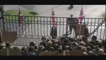 Extrait vidéo du film  Britannia Hospital