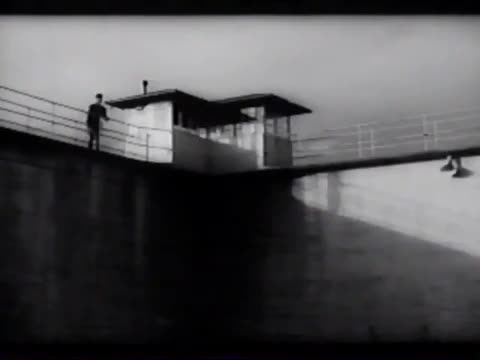 Extrait vidéo du film  La Cage aux hommes