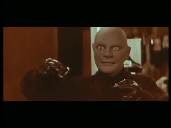 Un extrait du film  Fantômas contre Scotland Yard