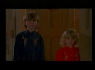 Extrait vidéo du film  Attention, une femme peut en cacher une autre