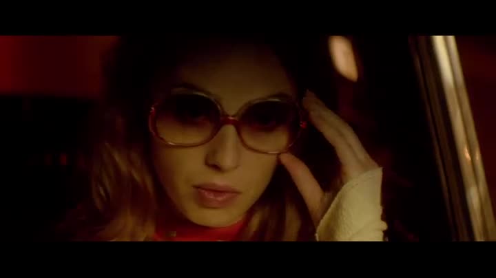 Extrait vidéo du film  La Dame dans l auto avec des lunettes et un fusil