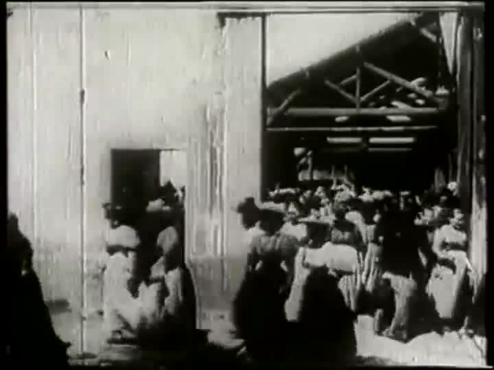 Extrait vidéo du film  La Sortie des usines Lumière