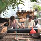 photo du film Les Mains dans la terre, naissance d'un écovillage