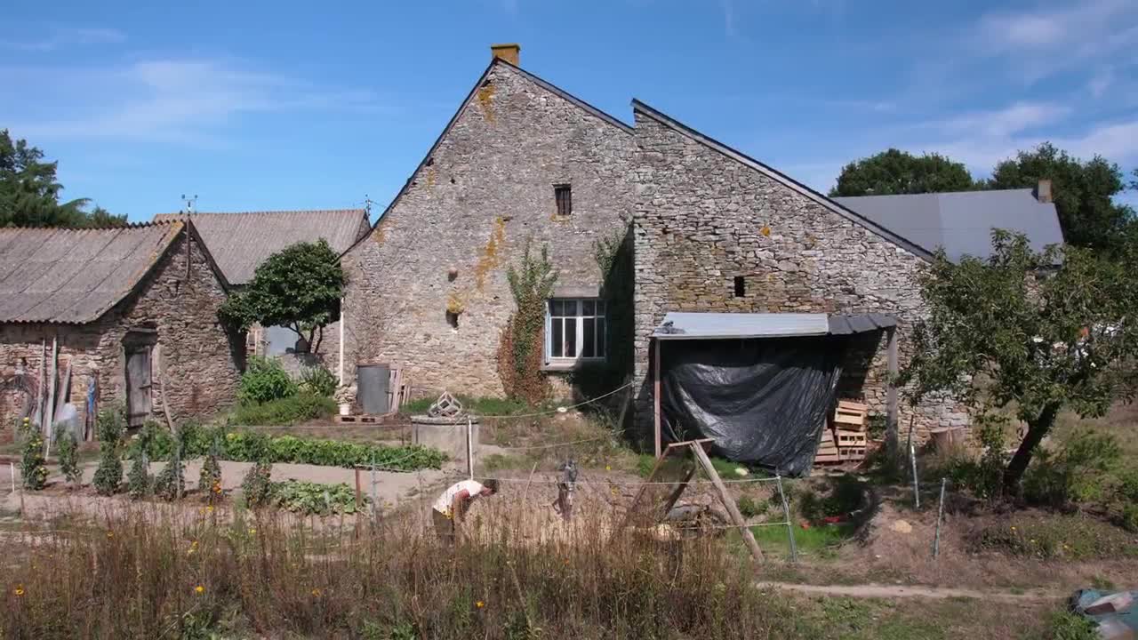 Extrait vidéo du film  Les Mains dans la terre, naissance d un écovillage