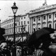 photo du film Leisurely Pedestrians, Open Topped Buses and Hansom Cabs with Trotting Horses