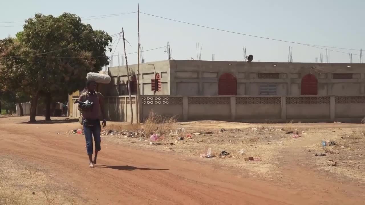 Extrait vidéo du film  Au cimetière de la pellicule