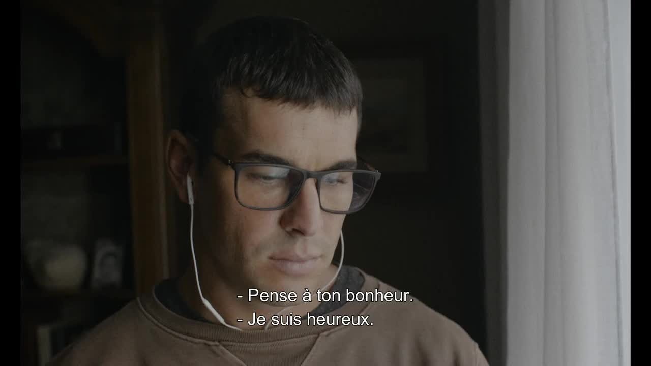 Extrait vidéo du film  Cross the Line